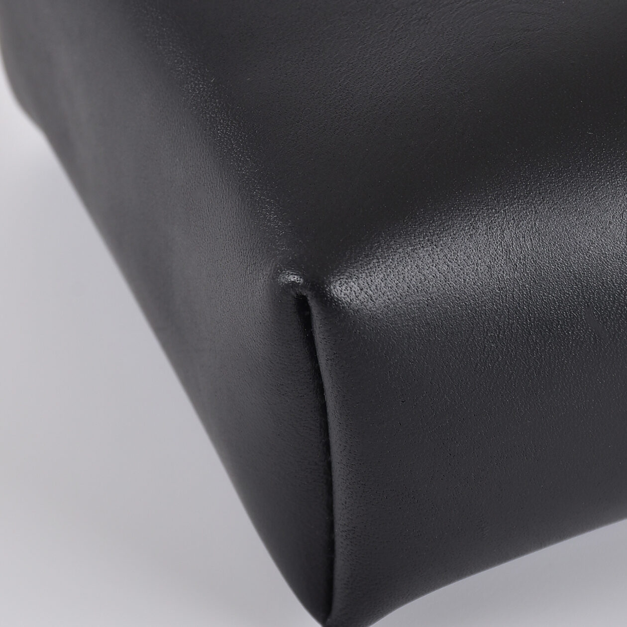 TISSUE COVER oiled leather black detail