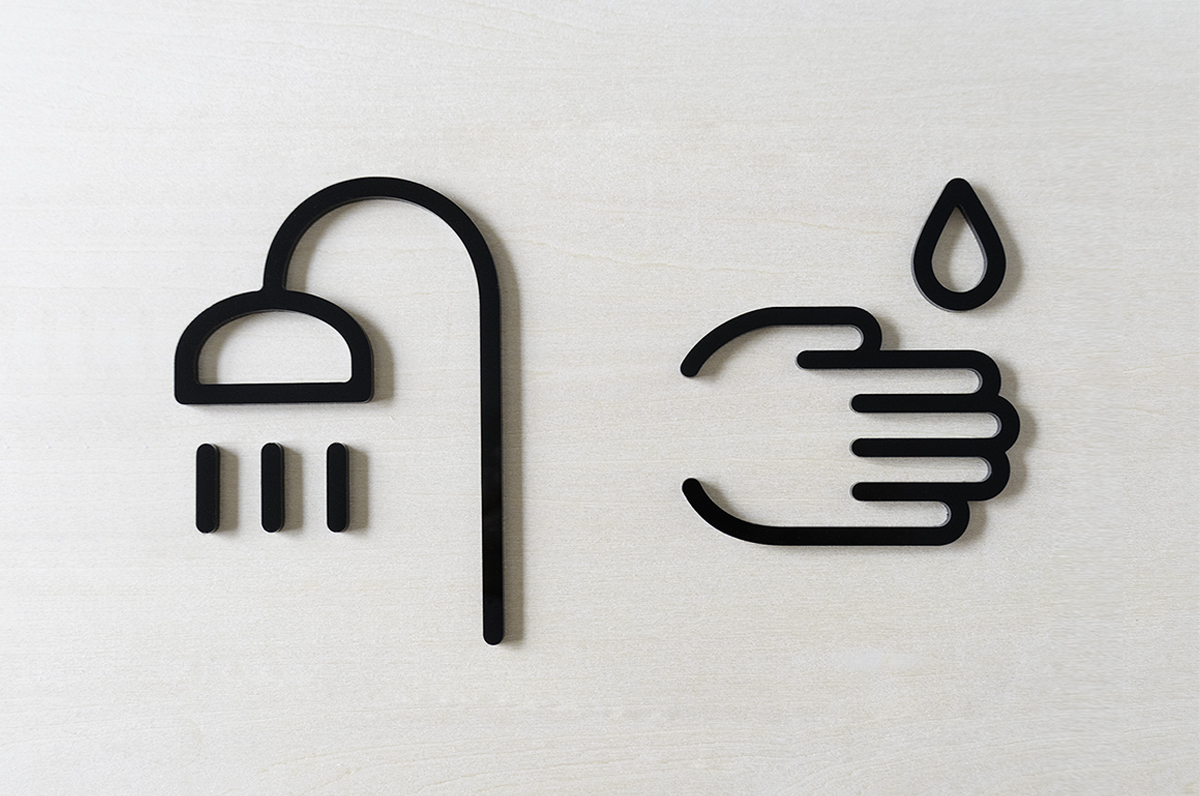 「WASH HAND」と「SHOWER」のピクトグラムサインを発売。「RESTROOM SIGN」に新たなサインと新色グレーを追加し、「SIGN」シリーズとして展開します。