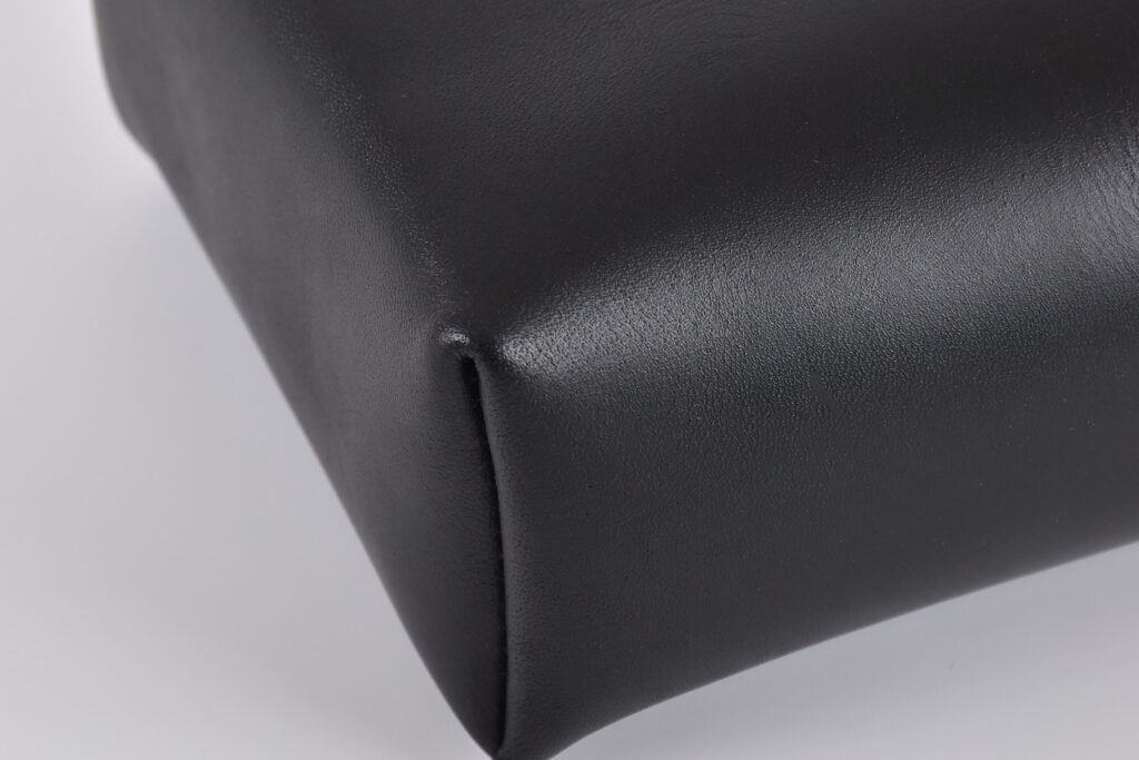 TISSUE COVER oiled leather black detail