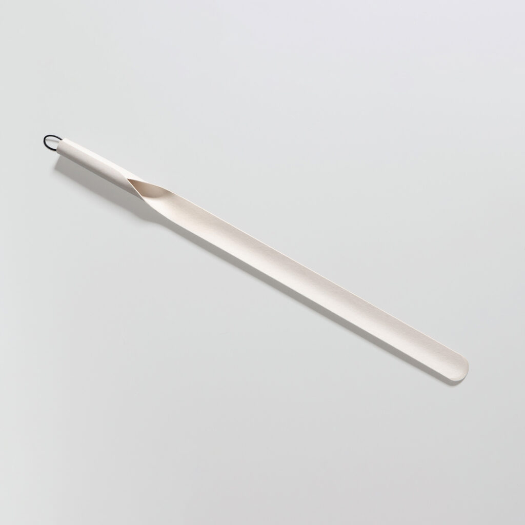 SHOEHORN white