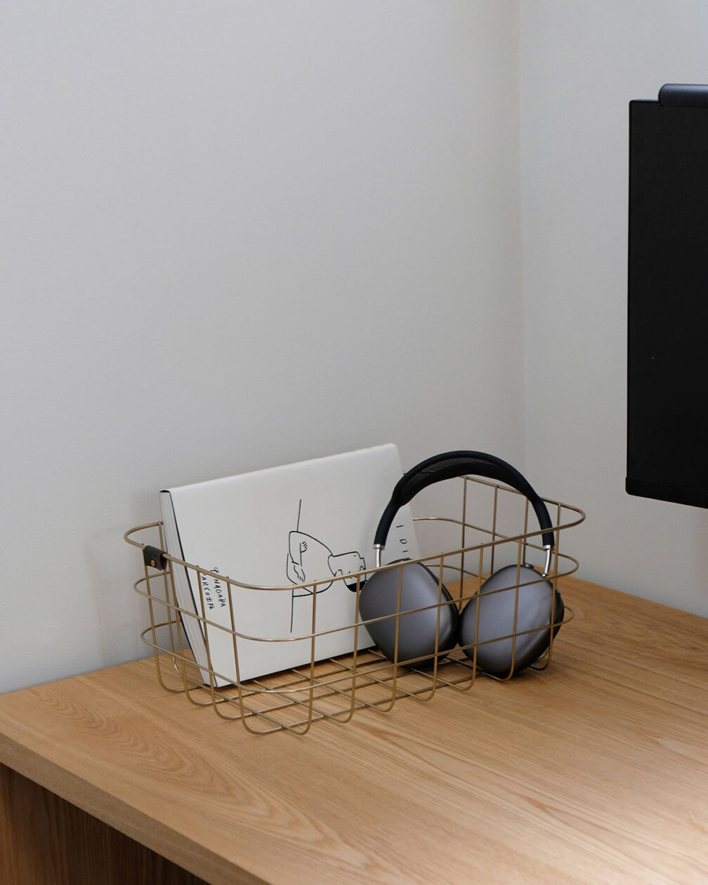 WIRE BASKET S gold with book and headphone