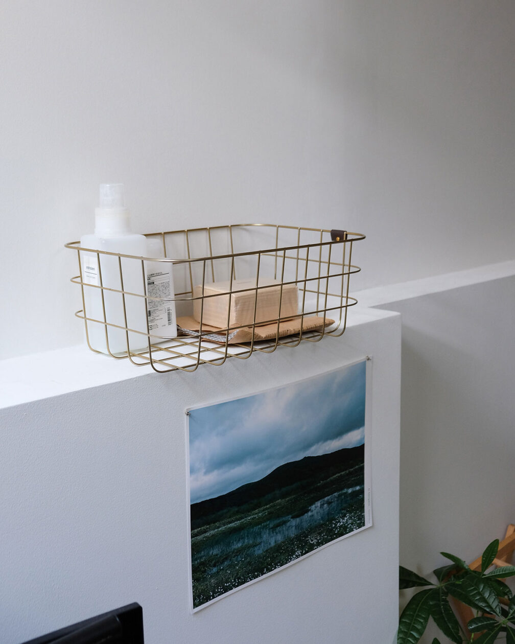 WIRE BASKET gold with toiletries