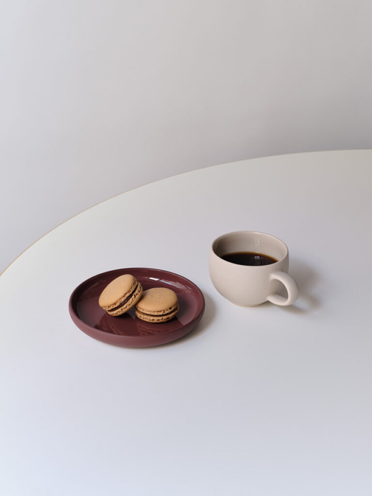 STONEWARE ROUND MUG S sand white PLATE S bordeaux with macaron