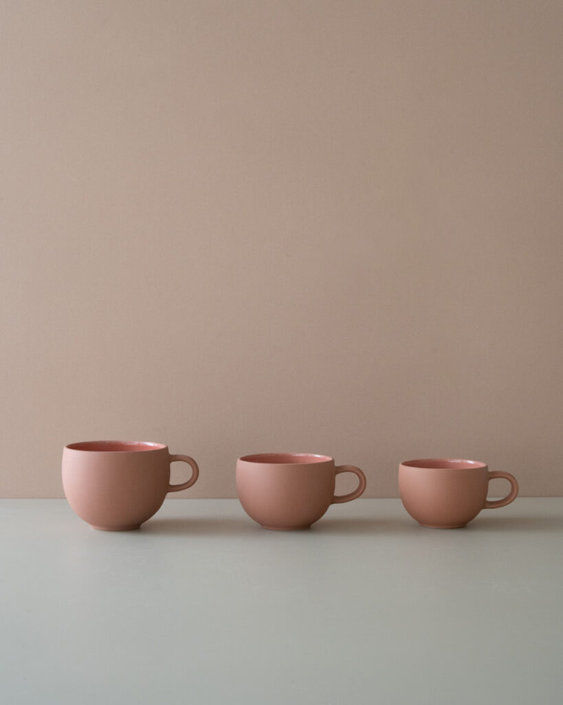 STONEWARE ROUND MUG salmon pink size comparison