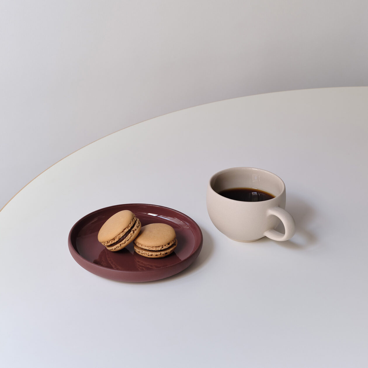 STONEWARE ROUND MUG S sand white PLATE S bordeaux with macaron