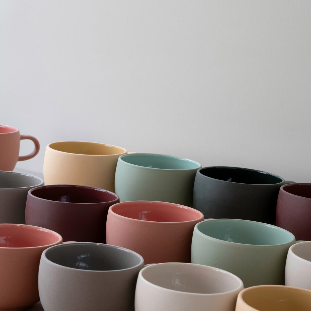 STONEWARE ROUND MUG lined up