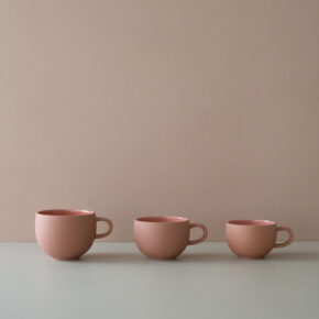 STONEWARE ROUND MUG salmon pink size comparison