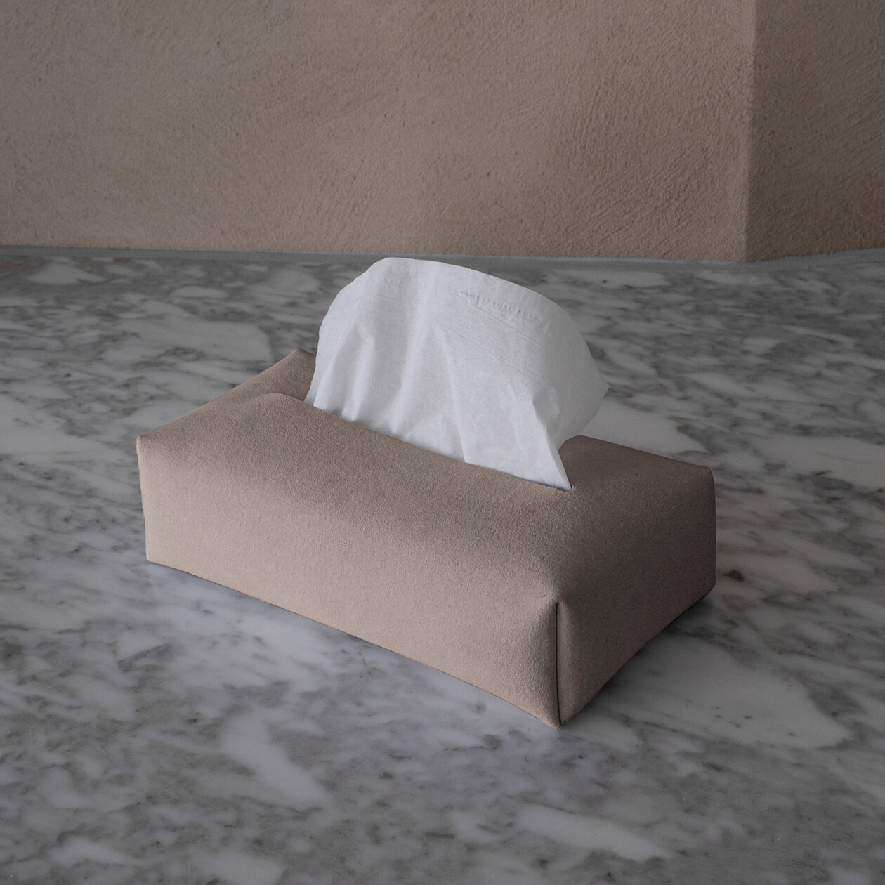 lifestyle TISSUE COVER fog dark greige