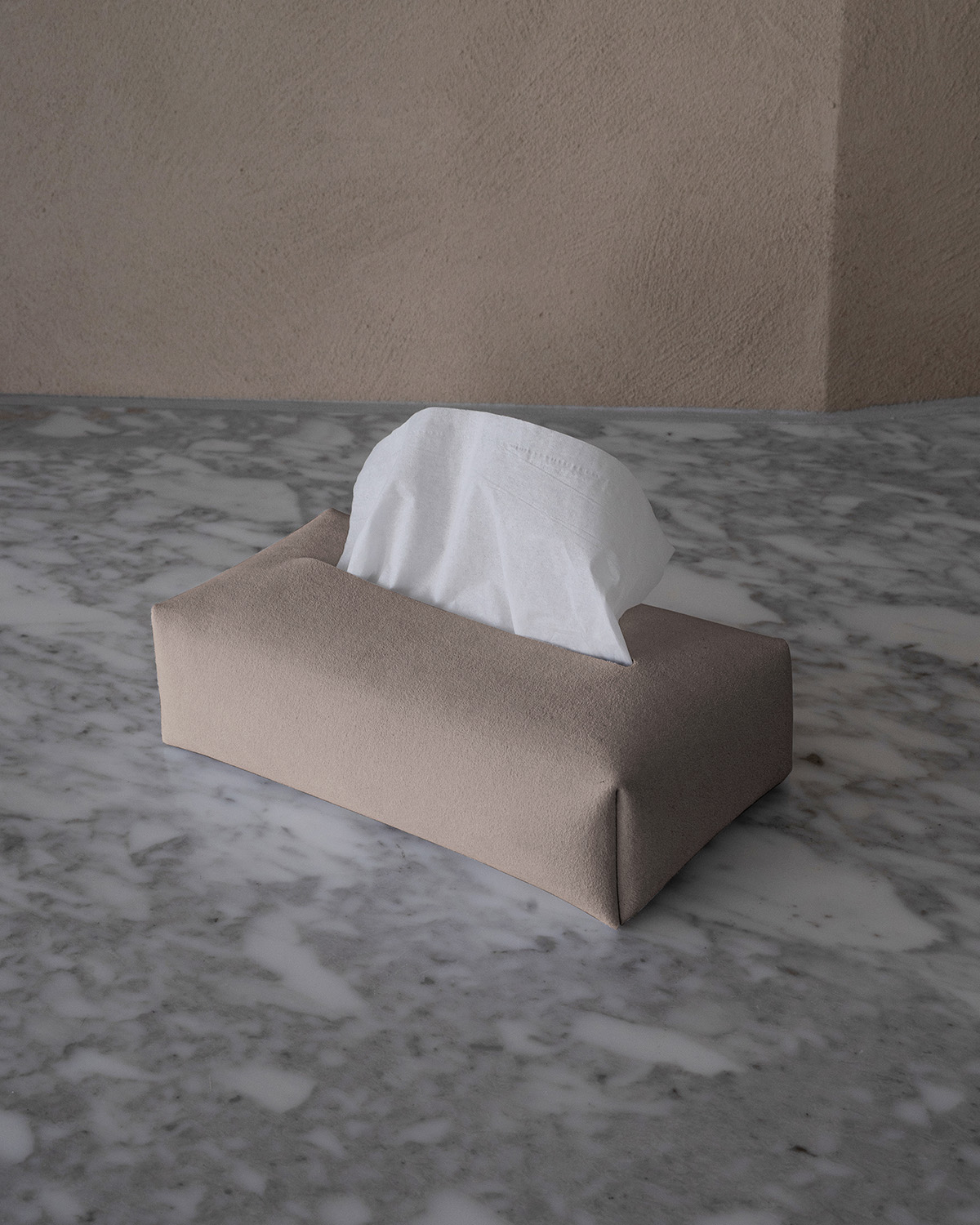 lifestyle TISSUE COVER fog dark greige