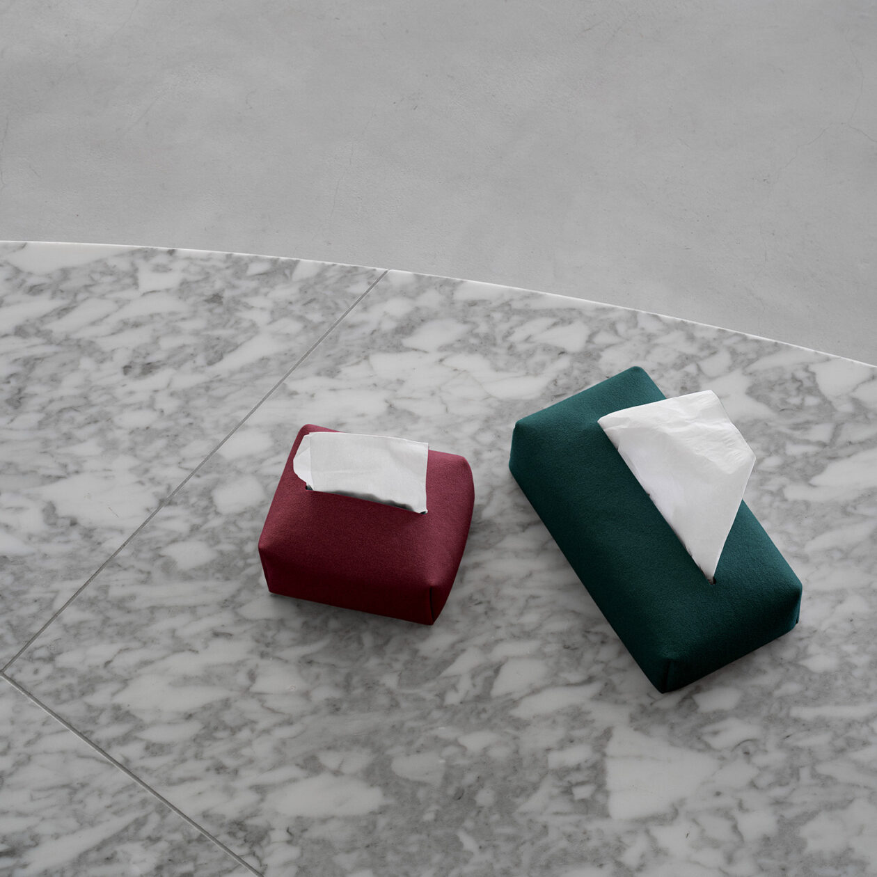 lifestyle TISSUE COVER fog bordeaux and dark green are made-to-order