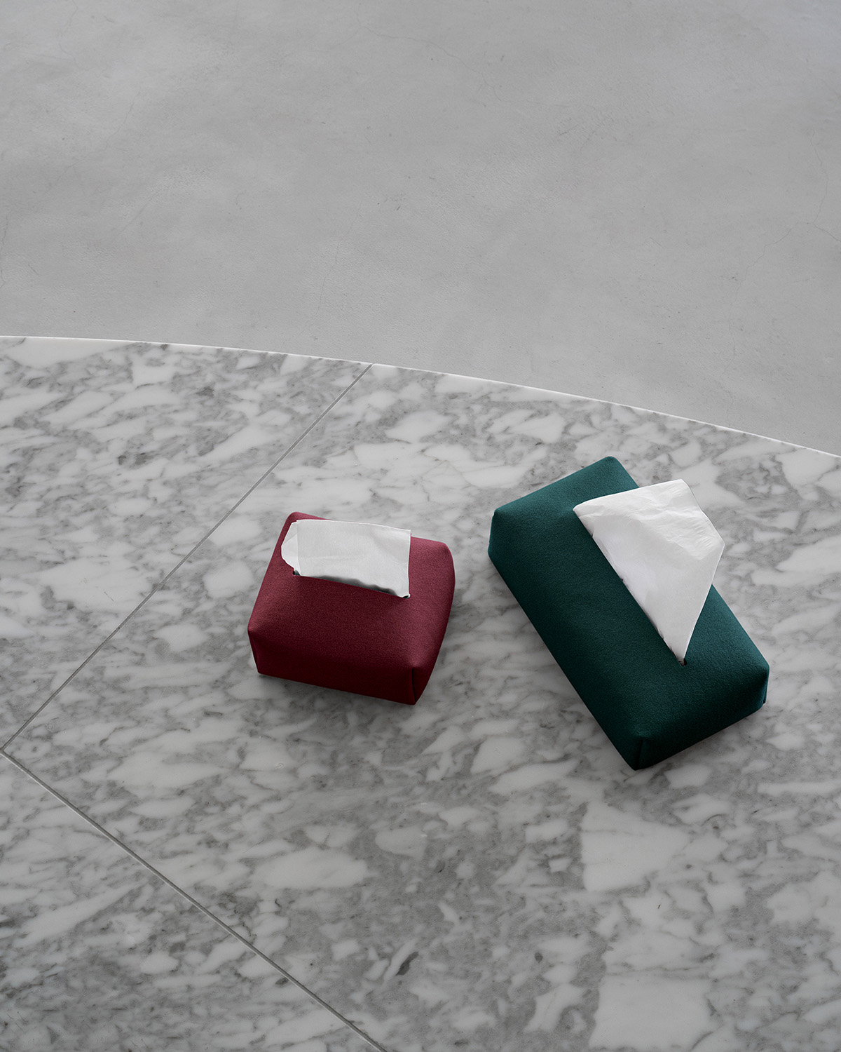 lifestyle TISSUE COVER fog half bordeaux and dark green