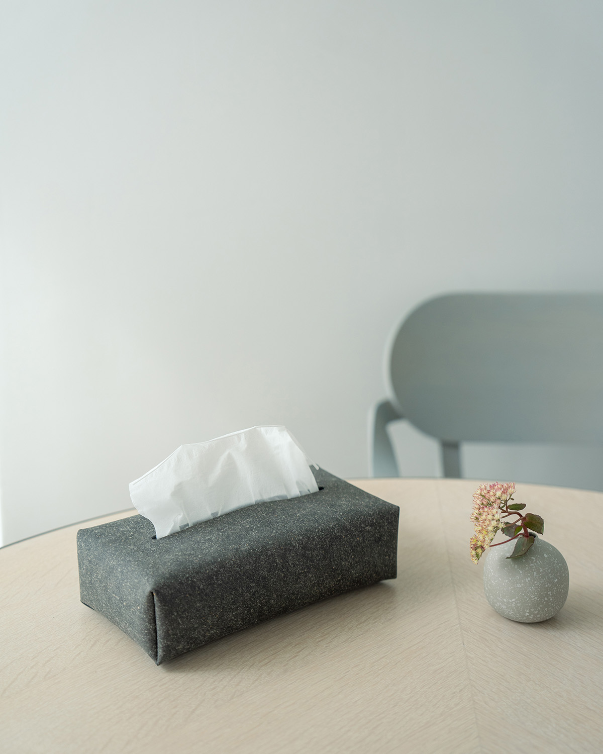 lifestyle TISSUE COVER recycled leather black on the table