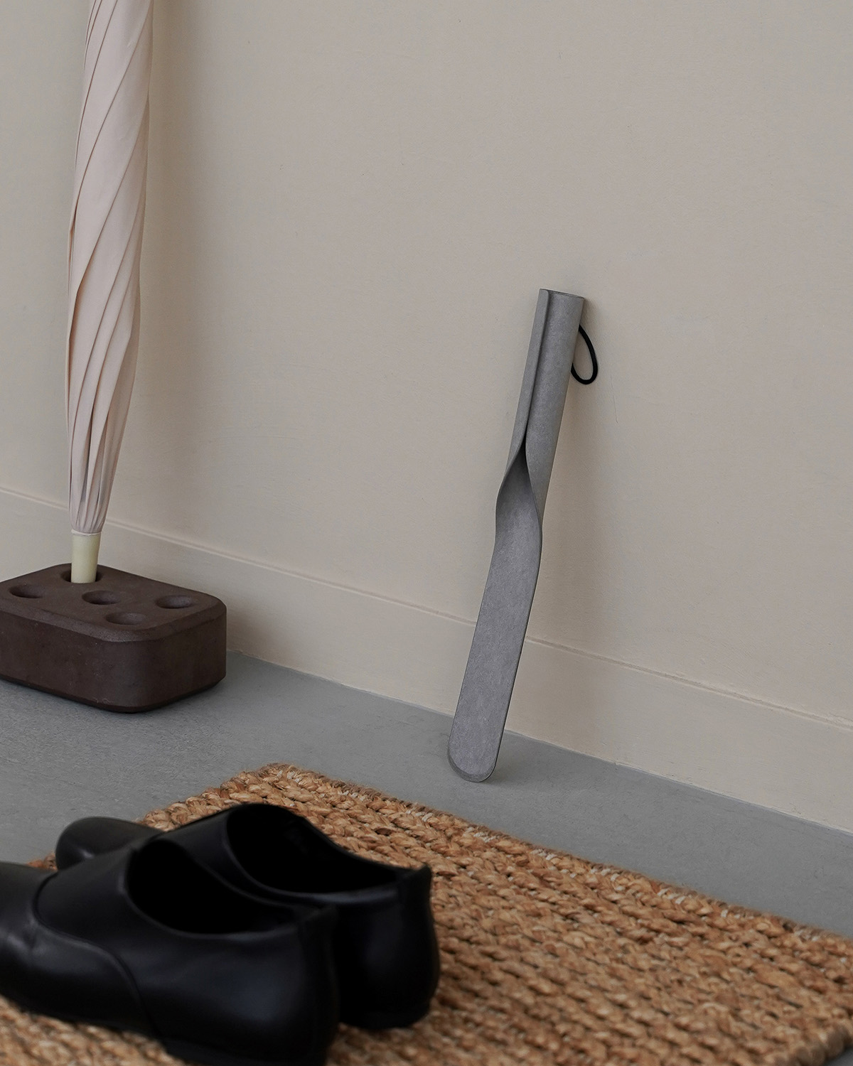 lifestyle SHOEHORN short gray leaning against the wall