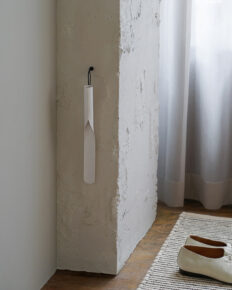 lifestyle SHOEHORN short white hanging on the wall