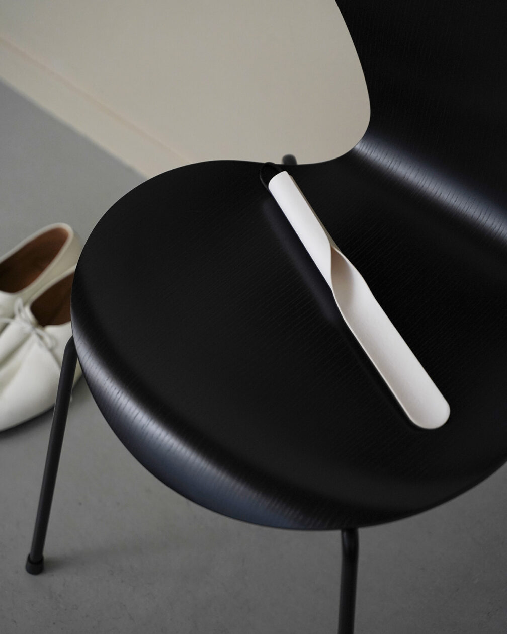 lifestyle SHOEHORN short white on a chair