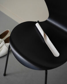 lifestyle SHOEHORN short white on a chair